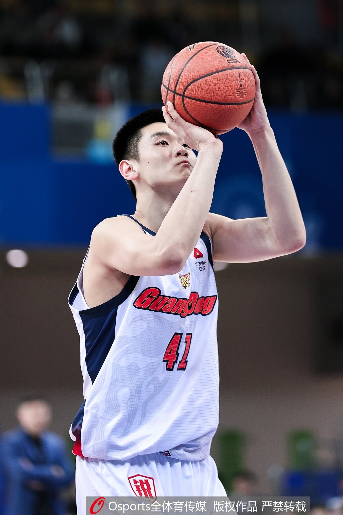 世界杯app下载-媒体人：王洪泽用稚嫩肩膀扛起广东脆弱内线 他值得更多时间&amp;机会